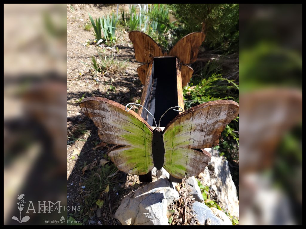 Jardiniere aux Pied avec Papillion (vert/blanc) • 49.00€ • © AHM Créations